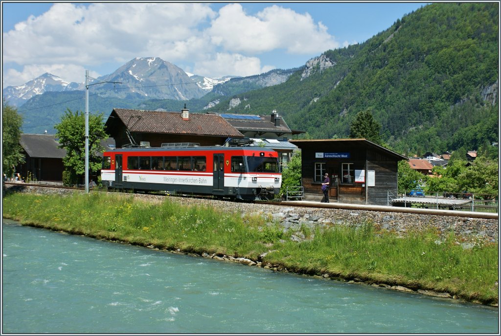 An der Haltestelle  Aareschlucht-West  trifft gerade der Regionalzug nach Innertkirchen ein.
(07.06.2013)