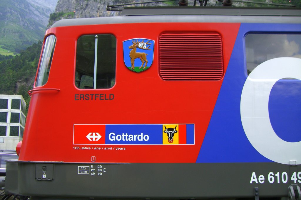 Anl�sslich des Jubil�ums 125 Jahre Gotthardbahn hatten die SBB einen kompletten G�tterzug auf der Autobahnrastst�tte Erstfeld aus-/aufgestellt. Zuglok war die Cargo-Lok Ae 610 492-1  Erstfeld  mit St�dtewappen und dem Jubil�umslogo auf der Lokomotive. Ich stelle dieses Bild hier ein,weil es bei BB.de vermutlich nicht  durchgegangen  w�re...........
(28.07.07) 