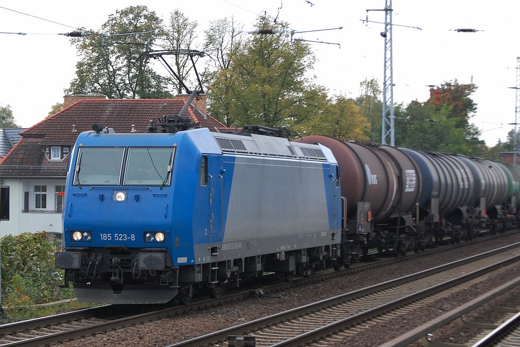 ATC Mietlok der HGK 185 523-8 (91 80 6185 523-8 D-HGK) mit Kesselwagenzug Richtung Bernau am 11.10.12 Berlin-Karow.
