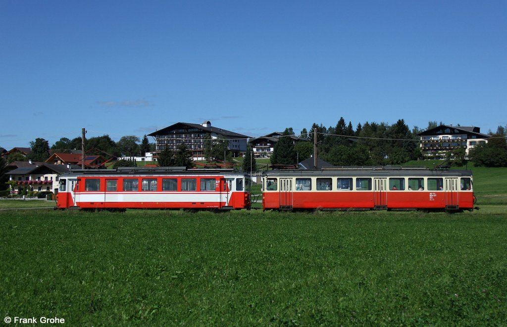 Attergaubahn ET 26 110 + 26 111 der Stern & Hafferl Verkehrsgesellschaft m.b.H. im Planeinsatz bei Hipping, Lokalbahn V�cklamarkt – Attersee Spurweite 1.000 mm, fotografiert am 26.08.2010 --> Der Triebwagen 26 111 (links im Bild) wurde 1951 von Schindler Waggon Pratteln (SWP) und Brown Boweri & Cie. (BBC) f�r die Birsigtalbahn gebaut, wo er bis 1974 als BCe 4/4 Nr. 8 im Einsatz war. Von 1974 bis 1988 verweilte der Triebwagen bei Baselland Transport (BLT) als Be 4/4 Nr. 8 und kam danach zur Attergaubahn.