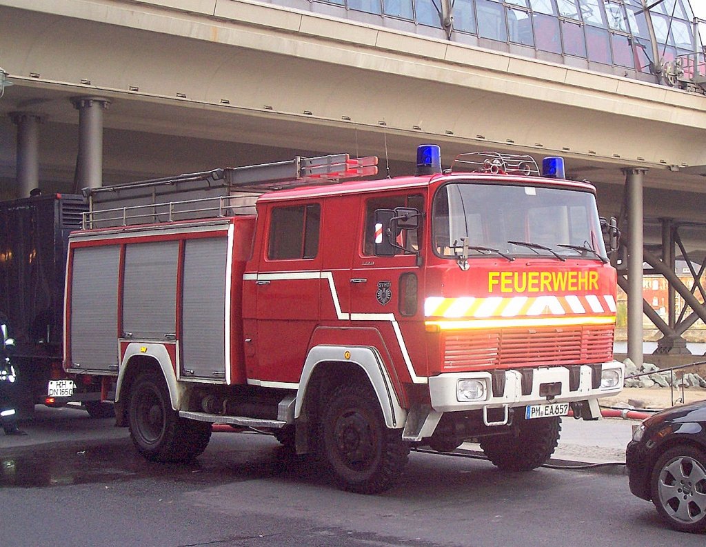 Auch dieses Feuerwehrfahrzeug, ein LHF? Typ? IVECO oder Magirus? gehrt dem SVHD (Strassen-Verkehs-Hilfsdienst e.V.) im Einsatz bei Filmarbeiten auf dem Vorplatz des Berliner Hbf. im Herbst 2009.