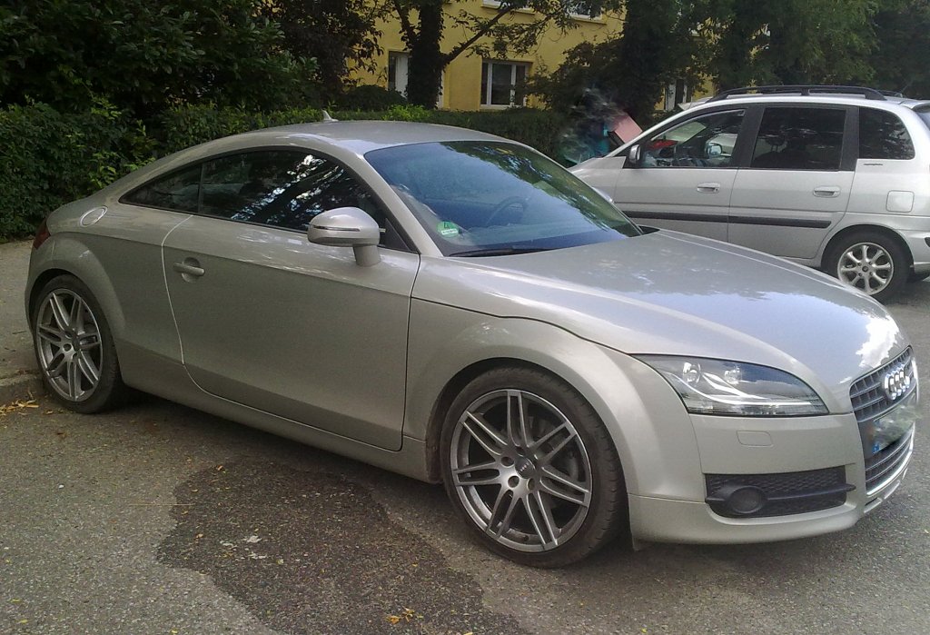 Audi TT Coup in angenehm silbergrauer Lackierung, 09.08.12 Berlin-Pankow.