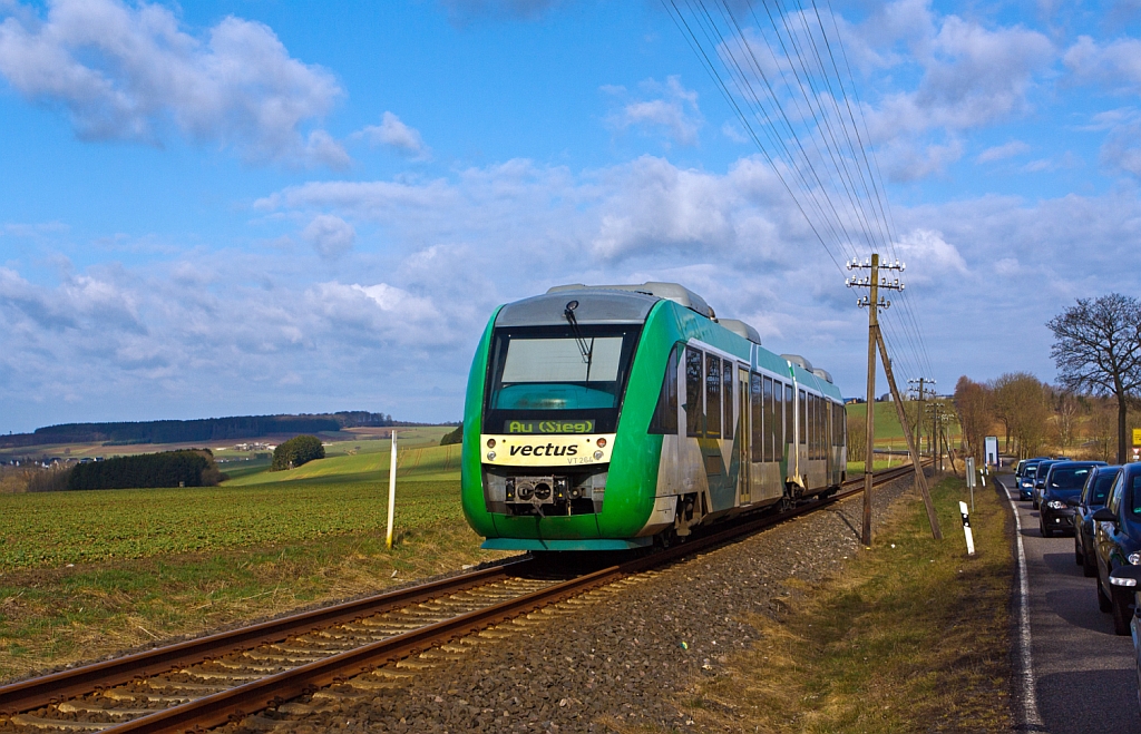 Auf besonderen Wunsch (von Olli) das ungeschnittene Original :
 
An dem Bahn�bergang bei Hachenburg am 13.04.2013 ging die Schranken herunter, und da ich nur Beifahrer war, konnte ich mal eben aussteigen und das Foto zu machen.

Der VT 264 der vectus (ein Alstom Coradia LINT 41) f�hrt �ber den Hohen Westerwald, in Richtung Altenkirchen. Er f�hrt die Oberwesterwald-Strecke (KBS 461) als RB 28: Limburg/Lahn-Westerburg-Hachenburg-Altenkirchen-Au/Sieg. 
Gesellschafter der vectus Verkehrsgesellschaft mbH sind die Hessische Landesbahn (74,9%) und die Westerwaldbahn (25,1%).
