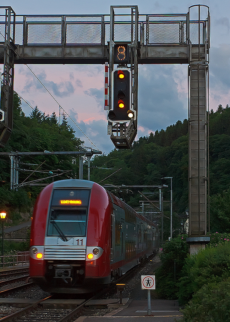 Auf ein baldiges Wiedersehen Christine und Stefan !!!

Der 3-teilige-Doppelstocktriebzug CFL 2211 (Alstom Coradia Duplex), auch  Computermaus genannt, f�hrt am 15.06.2013 (22:04 Uhr) vom Bahnhof Clervaux weiter in Richtung Luxembourg (Stadt). 
Mit ihm reisen unsere guten Freunde Christine und Stefan nach Luxembourg, wir hoffen sie bald wieder gesund und munter wiederzusehen.
