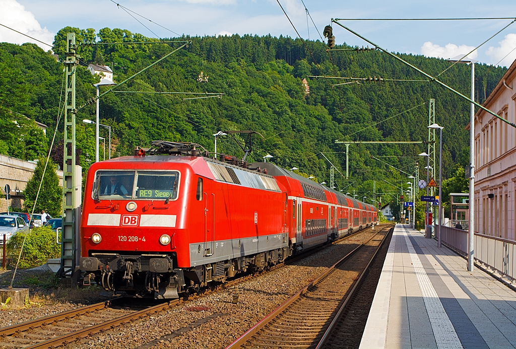 Aufgrund einer Technischen St�rung am Zug kam am 02.06.2013 der Umlauf RE 10921 mit 15 Minuten Versp�tung in den Bahnhof Kirchen/Sieg.
Die 120 208-4 (ex 120 139-1) mit sechs DoSto´s als RE 9 - Rhein Sieg Express (RSX) Aachen - K�ln – Siegen, hier beim Halt im Bahnhof Kirchen/Sieg.
Nach der Weiterfahrt konnte ich die St�rung h�ren, da lief wohl ein Rad nicht mehr ganz rund.
Nochmals einen lieben Gru� an den netten und freundlichen Lokf�hrer zur�ck.
