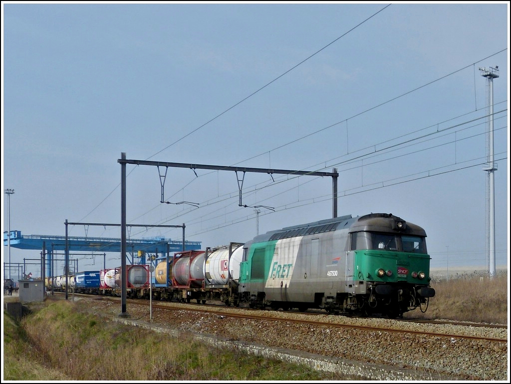 BB 67530, leider nur im SNCF Fret Design, zieht einen gemischten G�terzug aus dem Hafen von Antwerpen. Das Bild enstand w�hrend der PFT Sonderfahrt  Adieu S�rie 26 . Fast alle Fotografen waren zu Fu� unterwegs zum BW Antwerpen-Noord, nur einige blieben in der N�he des Sonderzuges, als das Fretchen pl�tzlich auftauchte. 24.03.2012 (Jeanny)