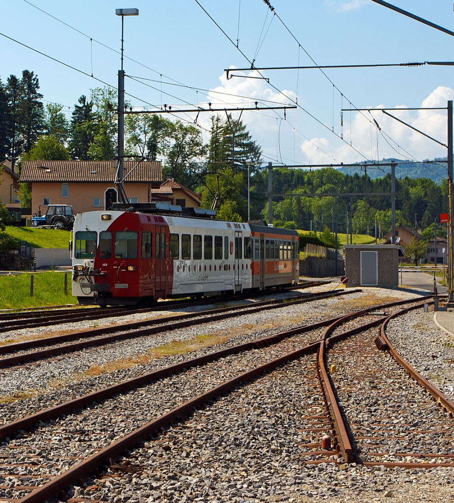 Be 4/4 122 mit Bt 224 der tpf (Transports publics fribourgeois) f�hrt am 28.05.2012 in den Bahnhof Pal�zieux, hier ist Endstation der Meterspurigen Gleise, der Strecke Pal�zieux - Bulle - Montbovon. Auf der anderen Seite die Bahnhofes ist der Anschlu� an die SBB normalsurige Strecke Freiburg - Lausanne.