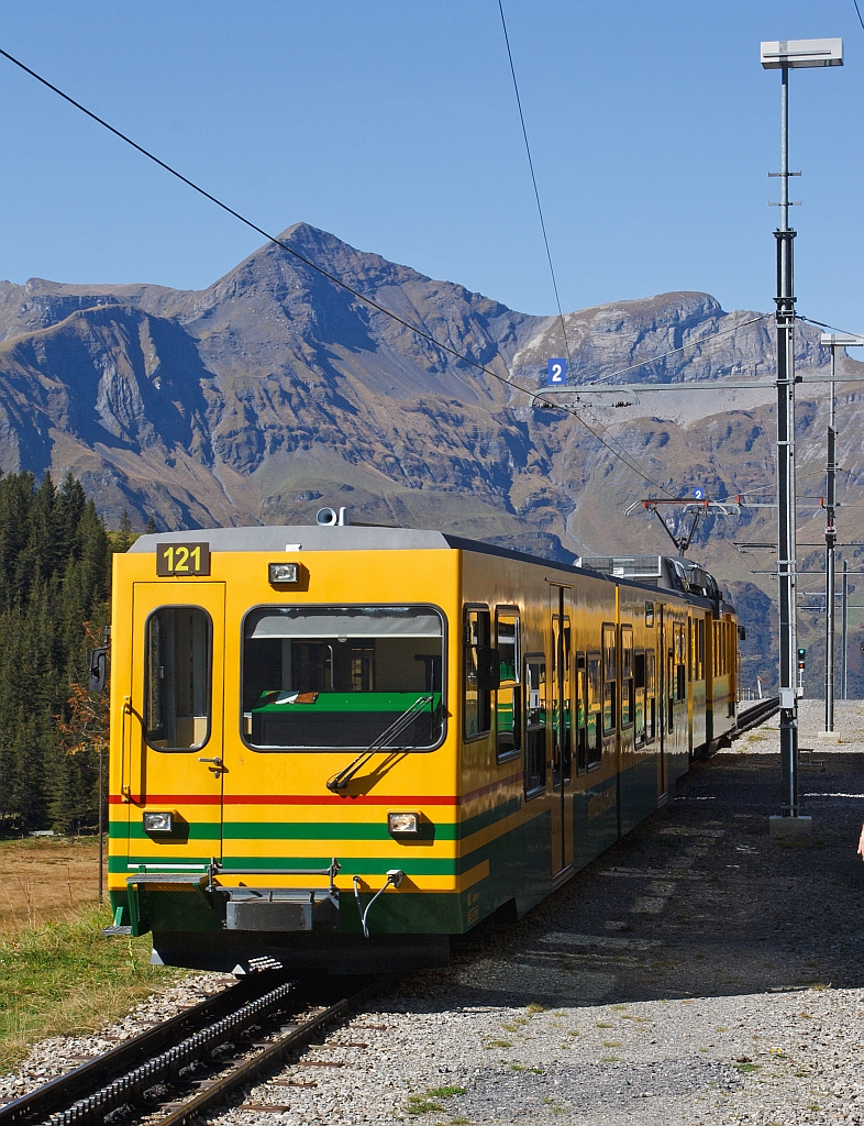 Begegungsverkehr an der Wengernalp am 02.10.2011. Der  linke Triebzug der WAB ist auf Talfahrt Richtung Wengen und mu� unseren und den nachfolgenden erst abwarten.