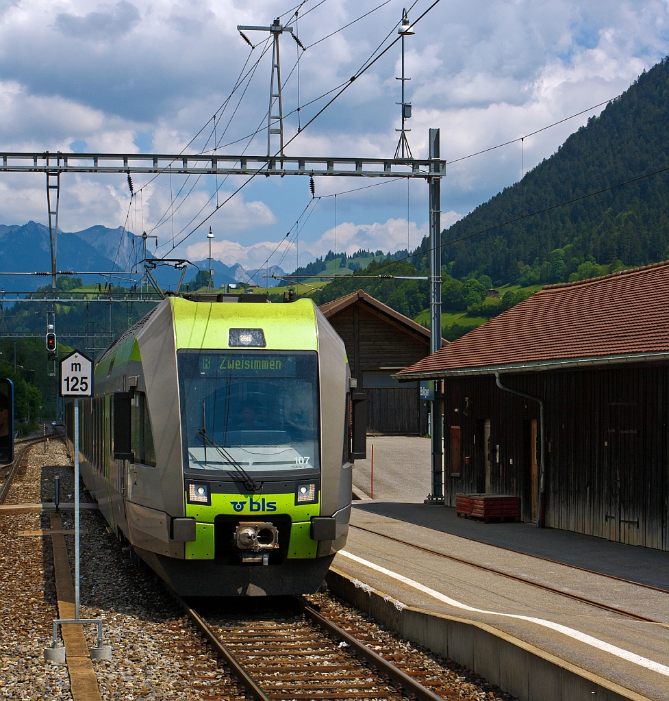 Bei Boltigen kommt unserem Zug am 28.05.2012 dieser  L�tschberger  - BLS RABe 535 107 entgegen. 
Der BLS RABe 535 -  L�tschberger  ist ein Niederflur-Triebzug und ein direkter Abk�mmling (Weiterentwicklung) der RABe 525  NINA  dessen Entwicklung auf den deutschen Bombardier  Talent 1 (vormals Waggonfabrik Talbot GmbH) beruht. 
Gebaut wurden die L�tschberger von Vevey Technologies (ehemals ACMV in Villeneuve, ab 1998 Bombardier �bernommen), das erste Baulos von 21 St�ck zwischen 2008 und 2010 und weitere 4 St�ck im Jahre 2012. 
Die Triebz�ge haben die Achsformel Bo'2'2'2'Bo', die L�nge �ber Kupplung ist 62.710 mm, das Eigengewicht ist 105 t, bei einer Dauerleistung von 1.000 kW haben sie eine H�chstgeschwindigkeit von 160 km/h.