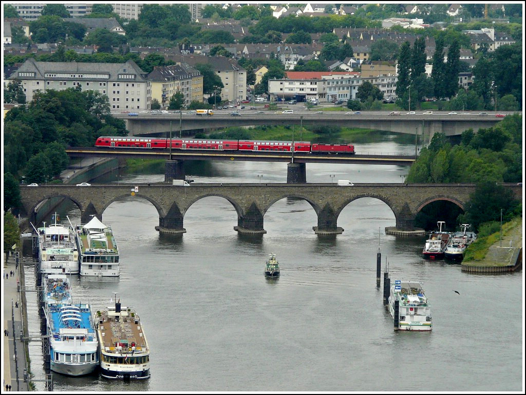 Bei diesem Bild k�nnte man von einem D�j�-vu auf dieser Seite sprechen. Bis auf etwas weniger Schiffe an der Anlegestelle, bot sich mir am 24.06.2011 an der Festung Ehrenbreitstein in Koblenz fast dasselbe Bild, welches Armin am 11.08.2011 gemacht hat. Bei dem Zug k�nnte es sich um RB 12511 (M�nchengladbach-Koblenz) handeln? (Hans)  