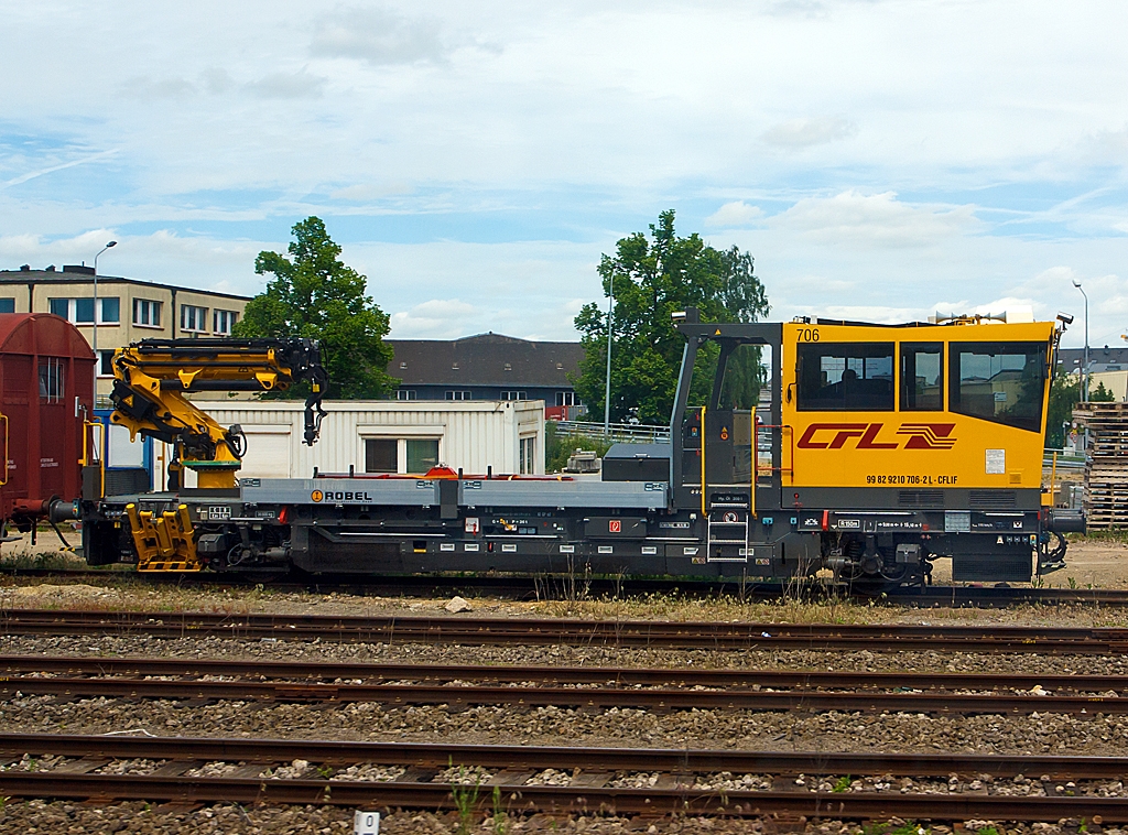 
Bei der Fahrt mit unserem Zug der Linie 70 von Luxemburg konnte ich am 16.06.2013 beim Bahnhof Luxemburg diese Aufnahme aus dem Zug machen. 

Der CFL Robel IIF 706 (99 82 9210 706-2 L CFL IF) ist beim Bf Luxemburg abgestellt.
