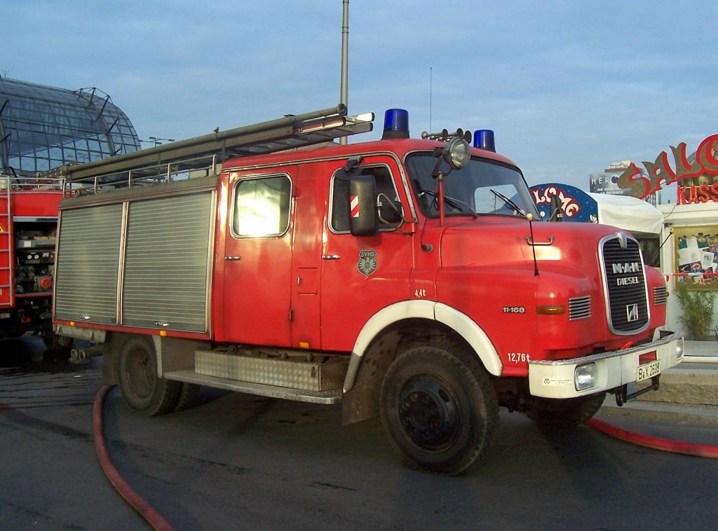 Bei Filmarbeiten auf dem Vorplatz des Berliner Hbf. war diser Feuerwehr Oldtimer, ein LHF?, ein MAN 11.168 des SVHD (Strassen-Verkehrs-Hilfsdienst e.V. aus Berlin) im Einsatz, Herbst 2009