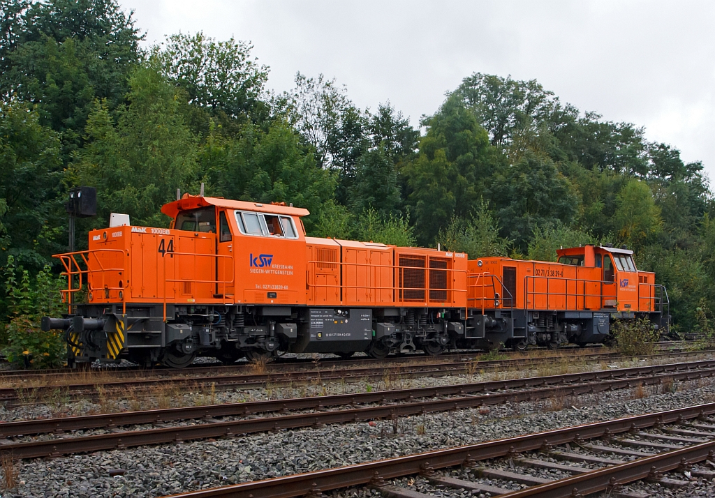 Bei Regen - Ein Lokzug der KSW (Kreisbahn Siegen-Wittgenstein), bestehend aus Lok 41 (MaK DE 1002) und Lok 44 (Mak G 1700 BB), kommt am 26.02.2012 aus Richtung Burbach und f�hrt in Richtung Betzdorf/Sieg, hier in Herdorf auf Gleis 4 zwischen Stellwerk Ho und Hf.
