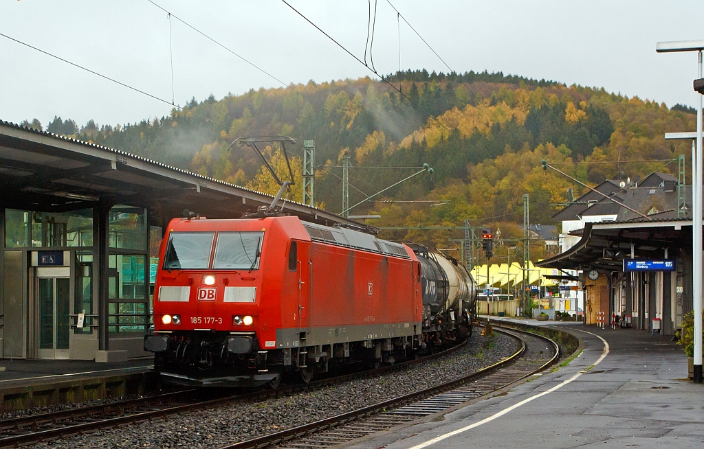 Bei regnerischen Novemberwetter - Die 185 177-3  (eine Bombardier TRAXX F140 AC1 und somit eine BR 185.1) der DB Schenker Rail zieht einen gem. G�terzug am 03.11.2012 durch den Bahnhof Betzdorf/Sieg in Richtung K�ln.
