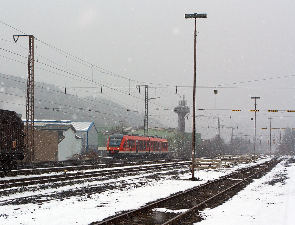 Bei st�rkerem Schneefall - Dieseltriebwagen 648 204 / 704 (Alstom Coradia LINT 41) der DreiL�nderBahn als RB 95 (Au/Sieg-Siegen-Dillenburg), f�hrt am 25.02.2013 hier bei Siegen-Kaan (Siegen-Ost) in Richtung Dillenburg.