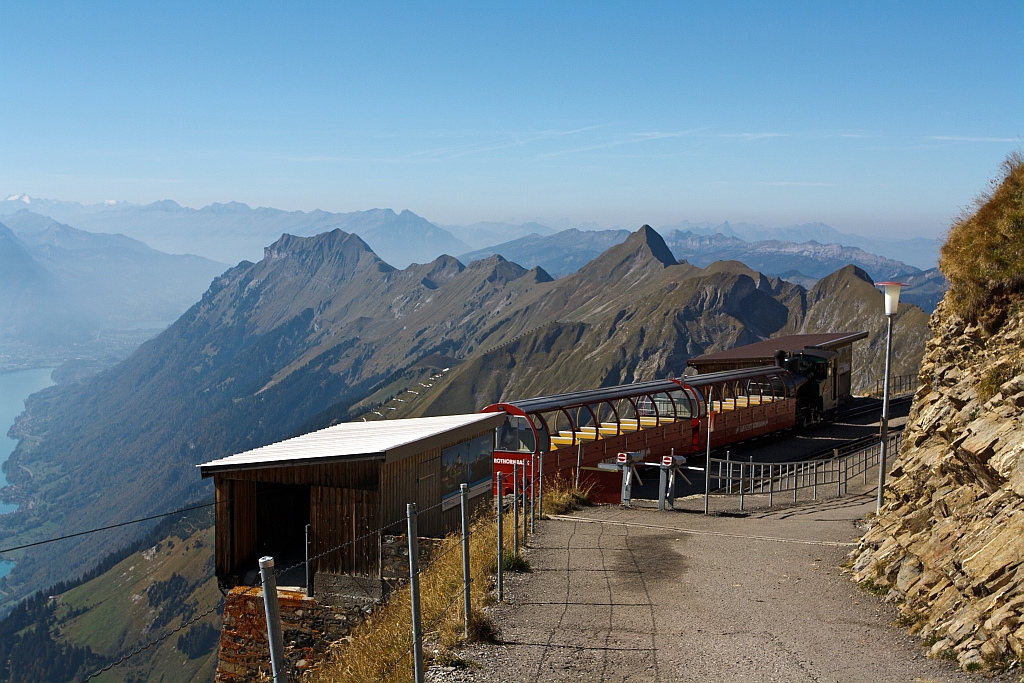 Bergbahnhof Rothorn Kulm  (2.244 m �. M.) am 01.10.2011. Die Heiz�l befeuerten BRB Lok 16 steht auf der Bergstation.
