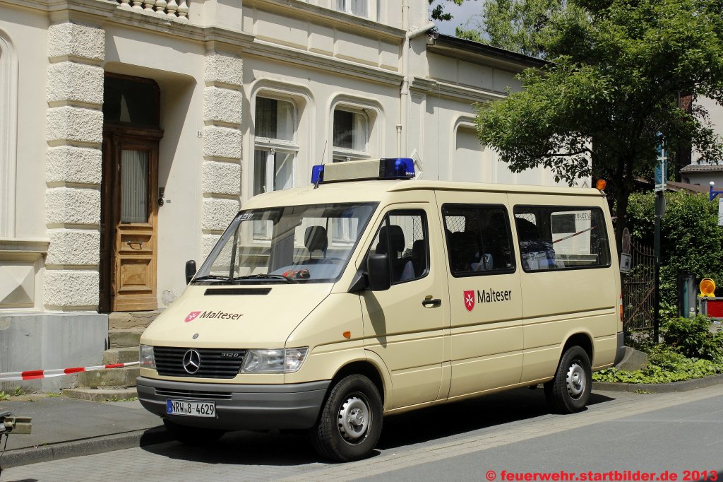 Betreuungsfahrzeug (18/73/01) der Malteser aus Bonn.
Aufgenommen in Solingen Ohligs,25.5.2013.