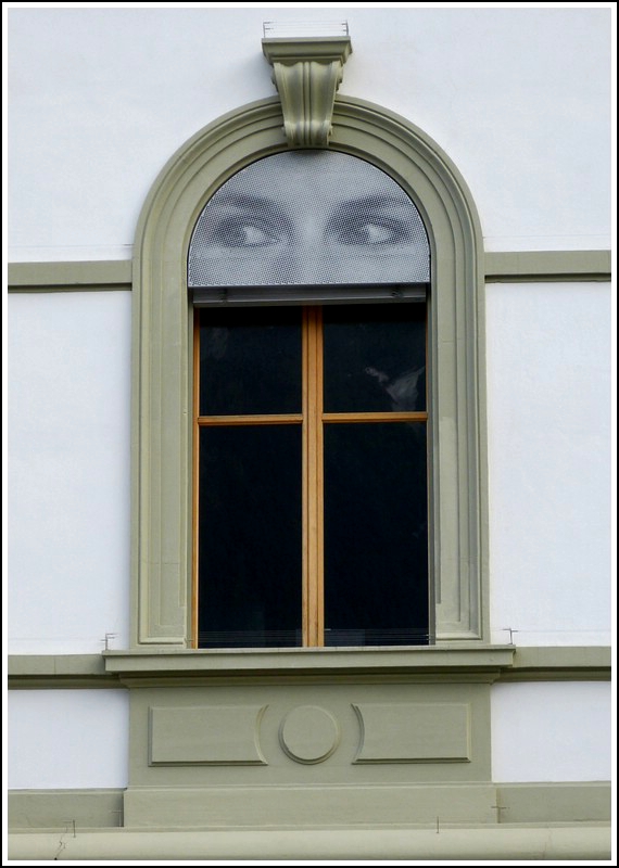 Big brother is watching you: Eure Eskapaden in Brig wurden von unerwarteter Seite beobachtet. ;-) Detailaufnahme der Fassade des SBB Empfangsgeb�udes in Brig. 23.05.2012 (Jeanny)