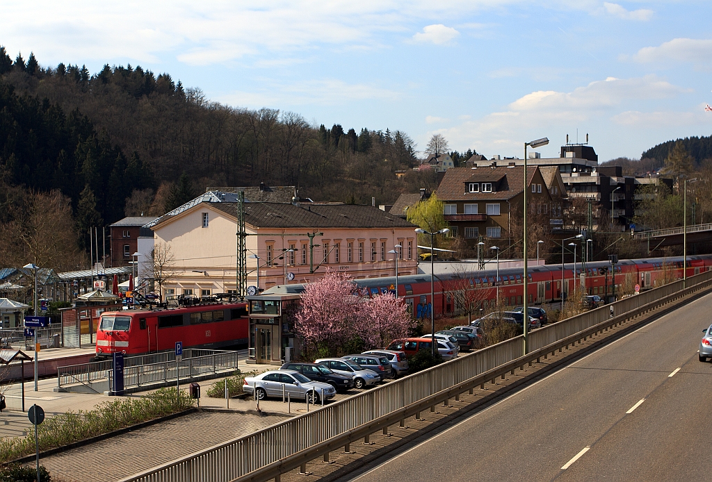 
Blick auf den Bahnhof Kirchen an der Sieg am 01.04.2012. Soeben f�hrt der RE 9 (Rhein-Sieg-Express) weiter in Richtung Siegen, Schublok ist 111 080-8, die Zuglok (nicht mehr im Bild) war 111 079-0.
