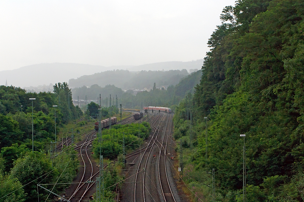Blick auf den Rangierbahnhof Betzdorf (Sieg) am 05.07.2012. Bei mir auf der Br�cke war es trocken, der RE 9 (Rhein-Sieg-Express) Aachen - K�ln - Siegen ist gerade in den str�menden Regen gefahren, da musste ich zum Auto spurten, denn sonst w�re ich pitschnass geworden.