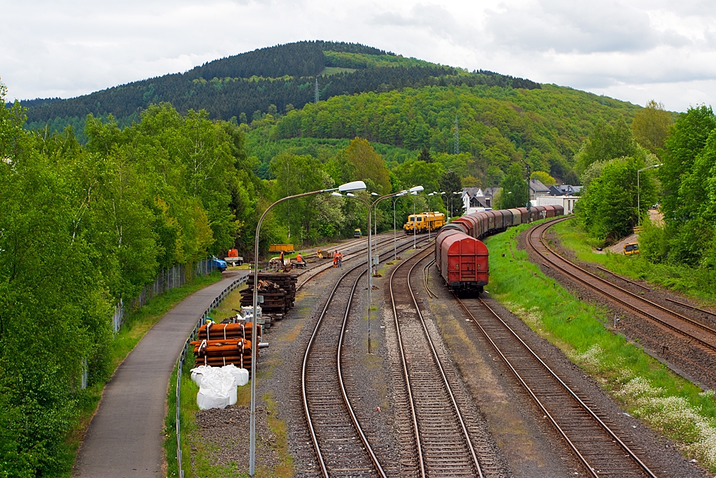 Blick auf den Rangierbahnhof der KSW Kreisbahn Siegen-Wittgenstein (ehem. Freien Grunder Eisenbahn AG) in Herdorf am 15.05.2013.

Rechts sind Schiebeplanenwagen f�r Coiltransporte der Gattung Shimmns abgestellt, auf den linken Gleisen sind die Abschlu�arbeiten der Gleiserneuerung noch im Gange.