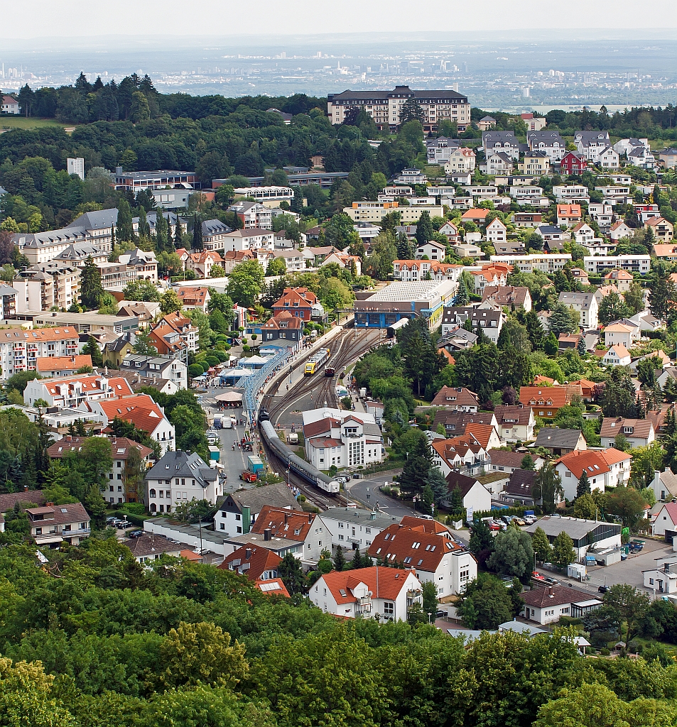Blick von der Burg K�nigstein/Taunus am 16.06.2011 auf den Bahnhof K�nigstein/Taunus. Hier war am Pfingsten 2011 Bahnhofsfest. Links f�hrt die 52 4867 der HEF mit Sonderzug von Frankfurt-H�chst ein, mitte ein LINT 41 der Taunusbahn (TSB) und rechts 323 634-6 (K�f II).
Ganz im Hintergrund sieht man Frankfurt-H�chst.