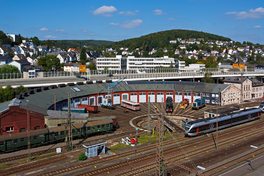 Blick vom Parkdeck der City Galerie am 16.09.2012 auf den Siegener Ringlokschuppen (Baujahr 1882). Bis 1997 befand sich hier das stillgelegte Bahnbetriebswerk Siegen, seit 2004/05 befindet sich hier das S�dwestf�lische Eisenbahnmuseum. Es gibt viel zu entdecken.