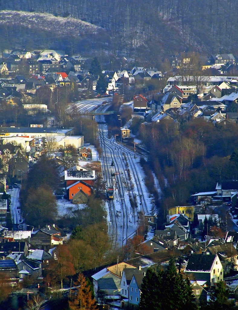 Blick von Westen am 02.01.2010 auf den Bahnhof Herdorf, wo gerade auf Gleis ein GTW 2/6 der Hellertalbahn Richtung Betzdorf los gefahren ist.  Deutlich kann man die vier noch vorhandenen Gleise sehen.  Hinter der Br�cke links vom Pfeiler sieht man den Rangierbahnhof der Kreisbahn Siegen-Wittgenstein (KSW) ehemals Freien Grunder Eisenbahn AG.