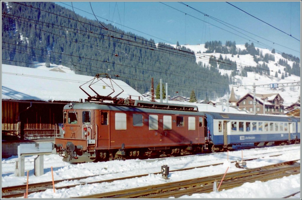 BLS Ae 4/4 251 in Zweisimmen.
Gescanntes Negativ vom 13. Jan. 2000
