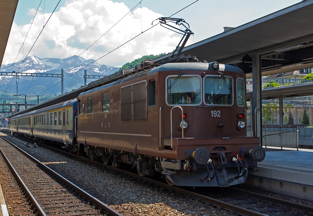 BLS Re 4/4 - 192  Spiez  (Re 425) mit einem Regionalzug im Bahnhof Spiez am 28.05.2012. 
Die Loks ist aus der letzten Bauserie und wurde 1982 bei SLM unter der Fabriknummer 5224 gebaut. 
Die Lok haben die Achsformel Bo'Bo' und haben eine L�nge �ber Puffer von 15.470 mm, ein Eigengewicht von 80 t, die Leistung von 4980 kW (6770 PS) bringt sie auf eine H�chsgeschwindigkeit von 140 km/h.