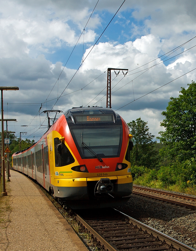 Da ich mein Objektiv vergessen hatte umzuschalten reichte es nur zu diesem Nachschu� - Ein 5-teiliger Flirt 429 044 / 544 der HLB (Hessischen Landesbahn) als RE 99 (Main-Sieg-Express) Frankfurt/Main - Gie�en - Siegen, hier am 06.07.2012 bei der Durchfahrt in Richtung Siegen im Hp Rudersdorf (Kr. Siegen) an der KBS 445. 