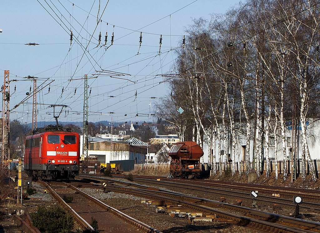 Da kommt Sie um den Bogen, die 151 032-0  der DB Schencker Rail f�hrt am 11.02.2012 in Kreuztal solo vom Abstellgleis zum Rangierbahnhof um einen G�terzug abzuholen.