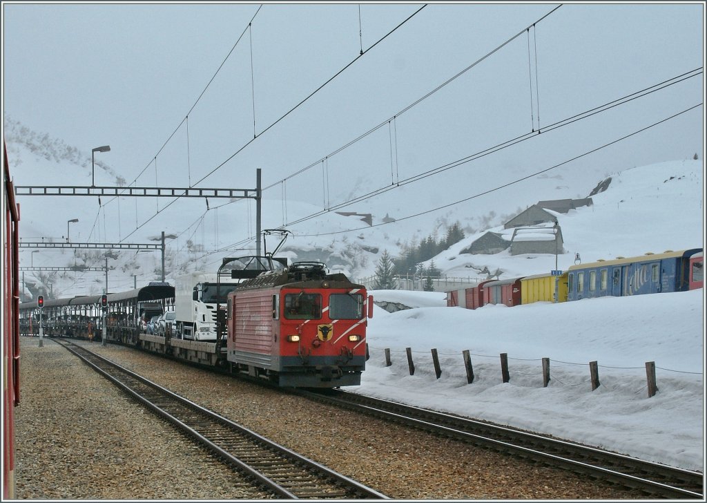 Da sie meist im dunklen verkehrt, wird die MGB Ge 4/4 nicht so oft fotografiert: 
Die Ge 4/4  Uri  erreicht mit dem Autotunnel-Zug Realp.
3. April 2013
