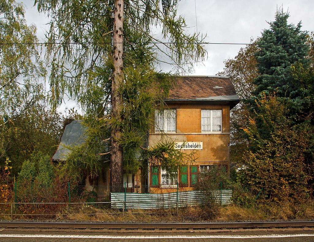 Das ehem. Bahnhofsgeb�ude Haiger-Sechshelden, aufgenommen am 13.10.2012 aus dem Zug bei der Durchfahrt durch den Haltepunkt.