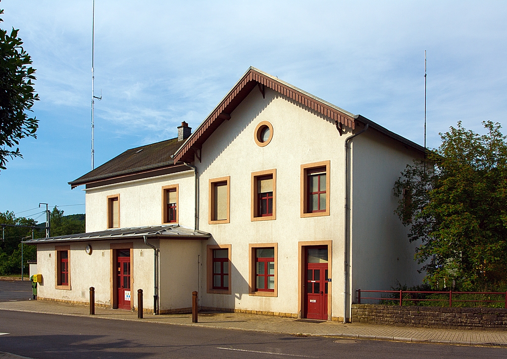 Das Empfangsgeb�ude vom Bahnhof Wilwerwiltz an der Nordstrecke (Linie 10) am 17.06.2013, hier von der Stra�enseite gesehen.