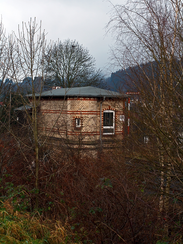 Das Fahrdienstleiter Stellwerk Herdorf (Hf) am 17.12.2011.
Info zur Strecke:
Die Hellertalbahn ist eine 36 Kilometer lange, (heute nur noch) eingleisige Hauptbahn von Betzdorf nach Haiger. Die Endpunkte der Strecke liegen in Rheinland-Pfalz und Hessen. Zwischen Struth�tten und Niederdresselndorf verl�uft sie in Nordrhein-Westfalen. Die Kursbuchnummer lautet KBS 462. Den Personenverkehr betreibt die HellertalBahn GmbH (HTB). Die Z�ge verkehren von Betzdorf �ber Haiger nach Dillenburg. Dabei wird ein Abschnitt der Dillstrecke befahren.
Die Strecke wurde als Teil der Deutz-Gie�ener Eisenbahn gebaut, die in den Jahren 1859 bis 1862 als Hauptbahn von K�ln-Deutz nach Gie�en in mehreren Etappen durch die C�ln-Mindener Eisenbahn errichtet wurde. Aufgrund der Verkehrsentwicklung und der milit�rischen Bedeutung 1870/71 wurde die Strecke 1871 zweigleisig ausgebaut.

Der Niedergang der Hellertalstrecke begann im Jahre 1915, als die �ber Rudersdorf verlaufende Dillstrecke er�ffnet wurde. Sowohl der hochwertige Reiseverkehr als auch der Gro�teil des G�terverkehrs nutzten nun diese direkte Strecke nach Gie�en und weiter ins Rhein-Main-Gebiet. Ein weiterer Grund war der Niedergang des Siegerl�nder Erzbergbaus. 

2012 Feiert der Streckenabschnitt Burbach-Gie�en 150 Jahre:
http://www.lahn-dill-kreis.de/presse/42363/356_150_Jahre_Eisenbahn_Faltblatt.pdf
