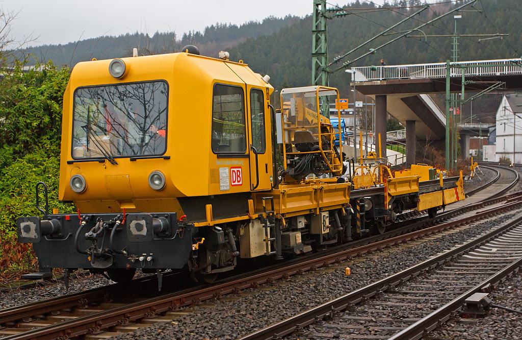 Das GAF 100 R/A der DB Netz Instandsetzung (Schweres Nebenfahrzeug 97 17 52 005 18-3) mit Kleinwagenanh�nger hat ein paar Arbeiten an der Gleisbaustelle beim Bahnhof Betzdorf/Sieg am 17.12.2012 verrichtet, nun hei�t es wieder das Gleis freimachen f�r den Regelverkehr und im Abstellbereich warten.

Die  GAF (Abk�rzung f�r „Gleisarbeitsfahrzeug“) werden von der Firma Gleisbaumechanik in Brandenburg an der Havel gebaut. Es gibt sie, je nach Einsatzzweck mit unterschiedlichen Aufbauten.

Der Antrieb des zweiachsigen Fahrzeuges (Achsformel B) erfolgt von einem 6 Zylinder, wassergek�hlten MAN D 0826 LOH 07 Dieselmotor mit 169 kW (230 PS) Leistung, �ber Lastschaltwendegetriebe auf die Radsatzgetriebe (dieselhydraulisch), die H�chstgeschwindigkeit betr�gt 100 km/h. 
Das Eigengewicht betr�gt 17 t, die L�nge �ber Puffer 9.080 mm, zur Mitfahrt sind 6 Personen zugelassen.