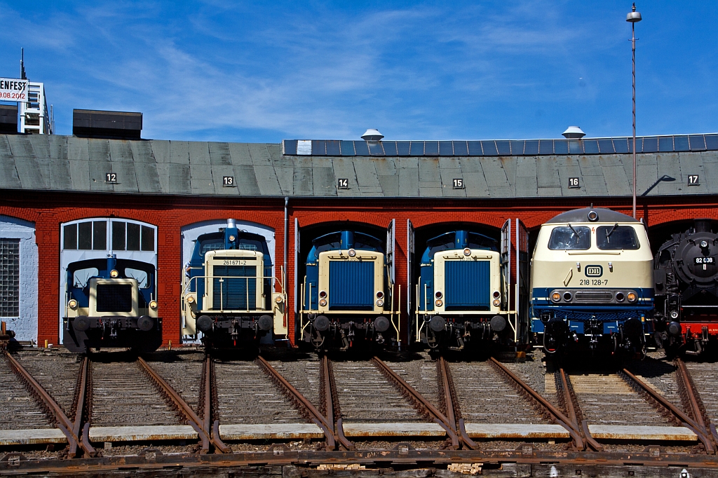 Das Motto vom diesj�hrigen Lokschuppenfestes (18.08.2012) vom S�dwestf�lische Eisenbahnmuseum in Siegen war ozeanblau beige - Vor Lokschuppen ausgestellt sind (v.l.n.r.) 332 090-0, 261 671-2, 212 372-7, 212 376-8 und 218 128-7