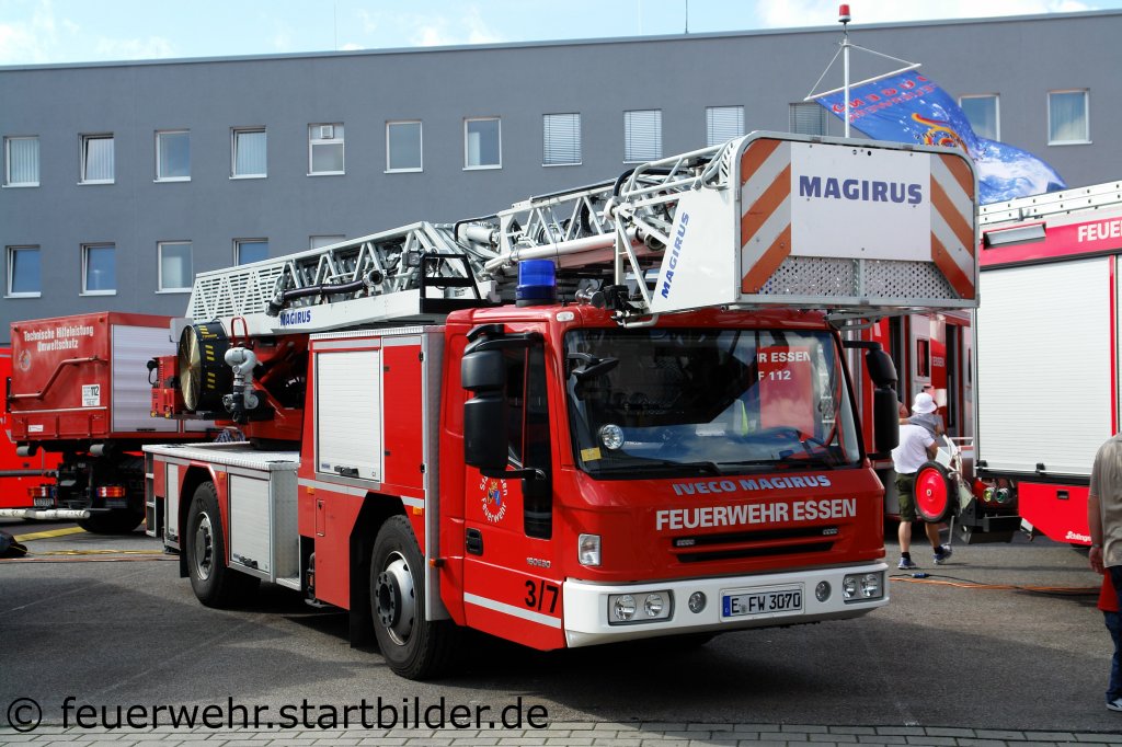 Das ist die Neue DLK 23/12 (Florian Essen 1/33/1) der Feuerwehr Essen.
der Leiterpark kann im oberen Bereich geknickt werden.
Aufgenommen beim Tag der Offenen T�r der Feuerwache 1 in Essen, 10-11.9.2011.