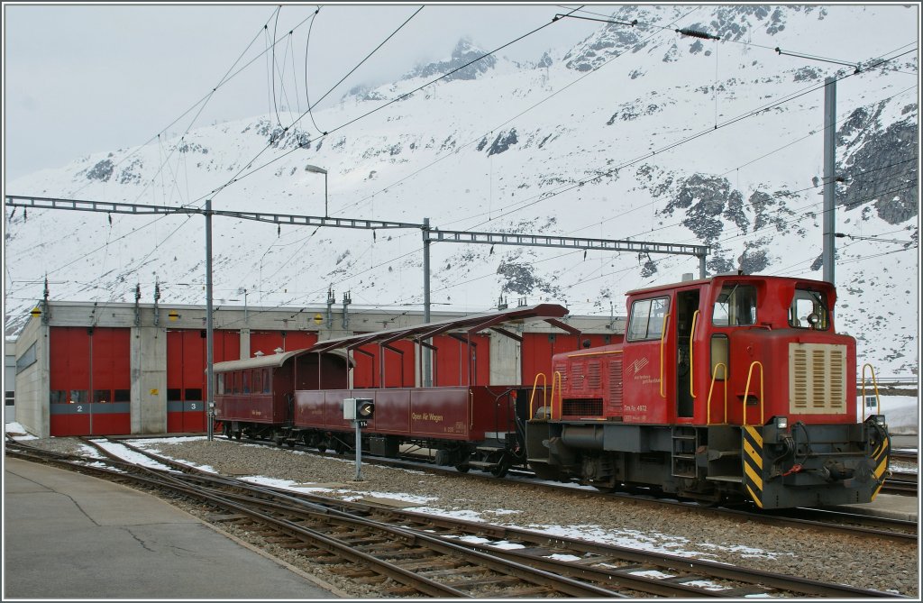Das neuste bei der MGB: ein  open-air  Wagen. Und wie bei den Panoramawagen ist auch hier, wenn auch im anderen Sinn  Fester auf/Fenster zu  kein Thema. 
Andermatt, den 3. April 2013