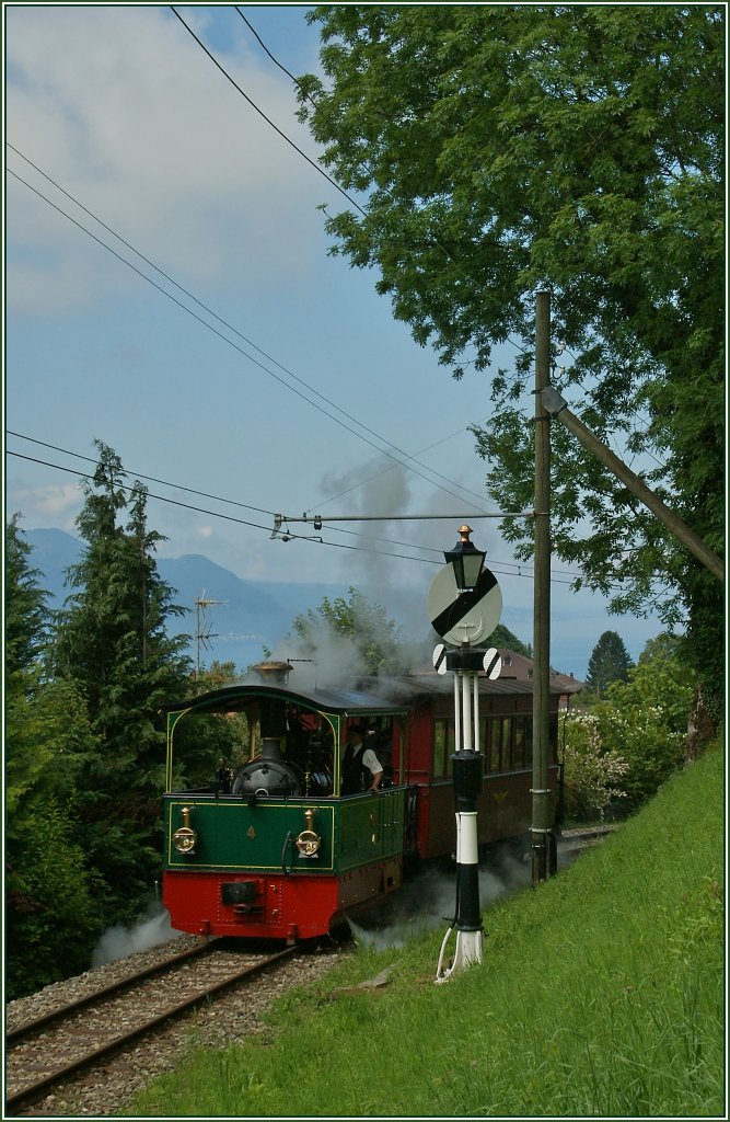 Das Wetter war besser und ich hatte Zeit, zwei unabdingliche Bedingungen, endlich die Hippsche Wendescheibe mit Dampflok bei  gutem Licht  zu fotografieren, doch leider war erstere in einer undefinierbaren Stellung blockiert und die Dampflok entsprach auch nicht so ganz meinem Geschmack; nun hoffe ich aber, dass dieses Bild den Betrachtern besser gef�llt als dem Fotografen (meist ist es ja umgekehrt)...
Blonay, 30 Juni 2013