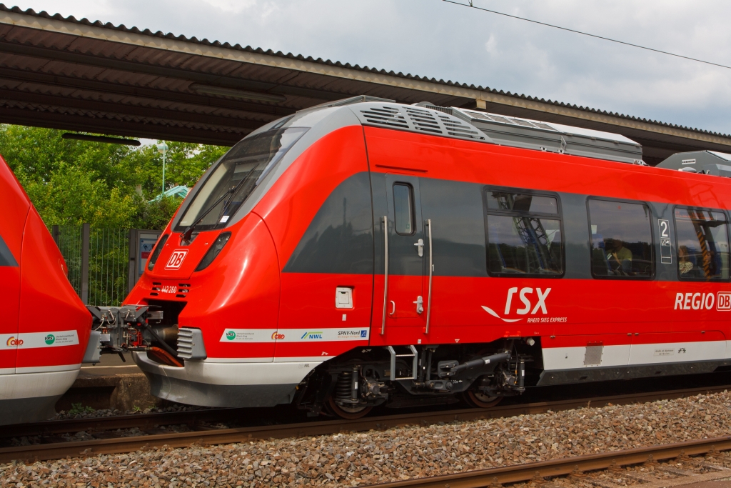 Datail, zwei gekuppelter  Hamster  (4-teilige Talent 2) 442 257 und 442 260 am 12.06.2012 als RE 9 (rsx - Rhein-Sieg-Express) Siegen - K�ln - Aachen im Bahnhof Betzdorf (Sieg).