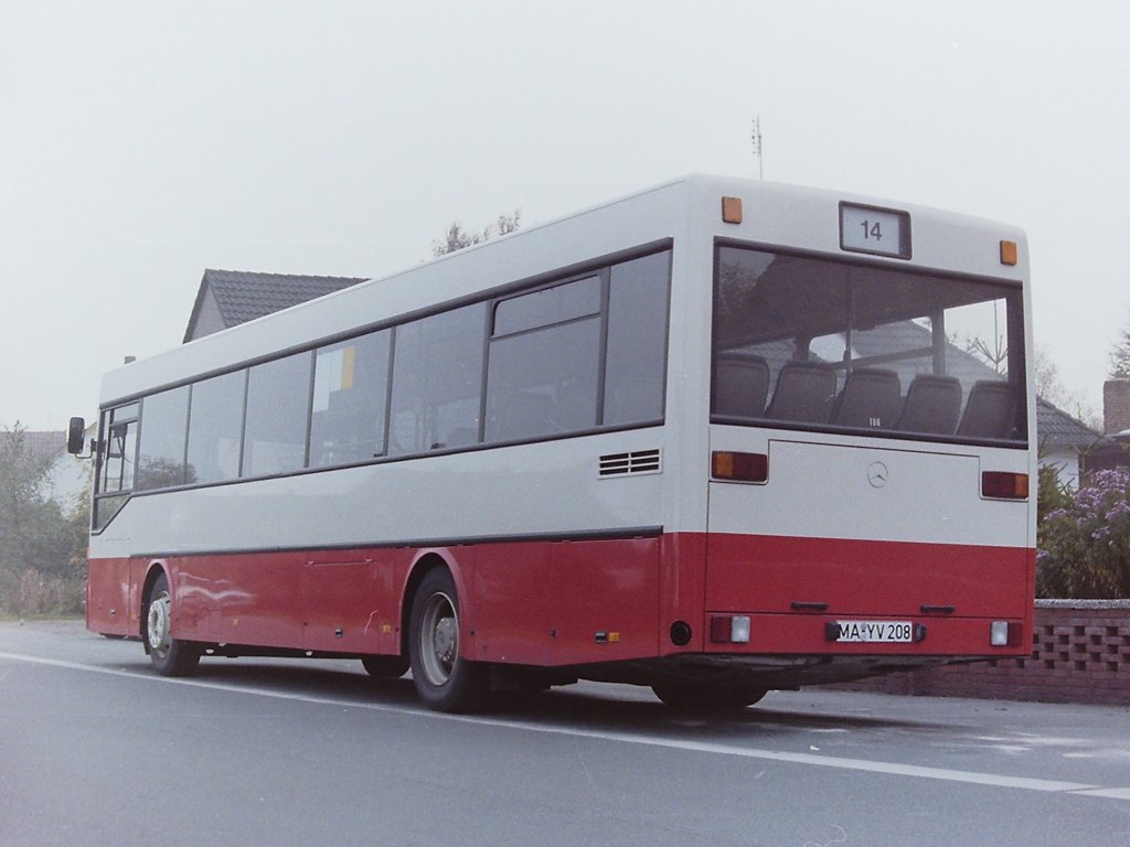 DB Vorf�hrwagen, MA-YV 208. Die DB und MAN vom Typ SL II waren sich genau wie ihre Vorg�nger �u�erlich sehr �hnlich, was durch die Vorgaben des V�V auch logisch erscheint. In jedem Fall trugen sie ihren Spitznamen  Schuhkarton  nicht ganz zu unrecht. Positiv war aber der tiefer liegende Einstieg, die gr��eren Scheiben und das etwas leisere Motorenger�usch. Die Busse boten auch mehr Kopf- und Beinfreiheit. 