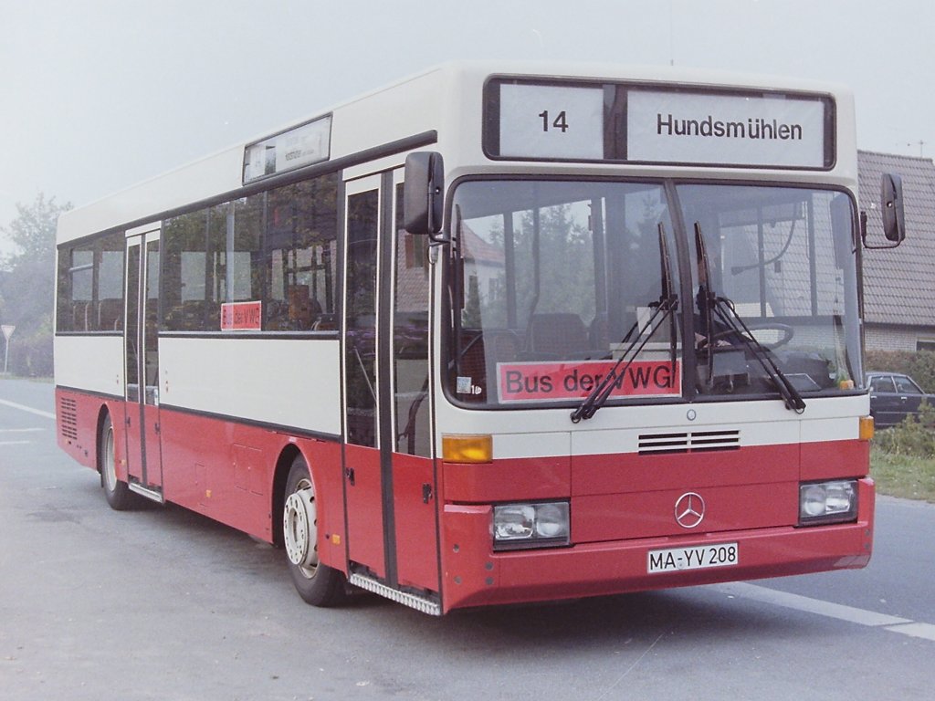 DB Vorf�hrwagen, MA-YV 208, Wagen 106. Im November 1986 tauchte dann dieser wenig repr�sentative DB O 405 in Oldenburg auf. Er war die Daimler-Benz Variante des Standardlinienbus Typ II, der gem�� dem neuen Lastenheft des V�V entwickelt wurde und stand in direkter Konkurrenz zum SL 202 von MAN. Leider kann ich nicht sagen warum der Wagen die Nummer 106 tr�gt. Der letzte Vorf�hrwagen war der SL 202 mit der Nummer 102, aber 1986 war ich mehrere Wochen aus beruflichen Gr�nden wenig in Oldenburg. M�glicherweise waren also die Wagen 103 bis 105 an mir  vorbeigefahren .