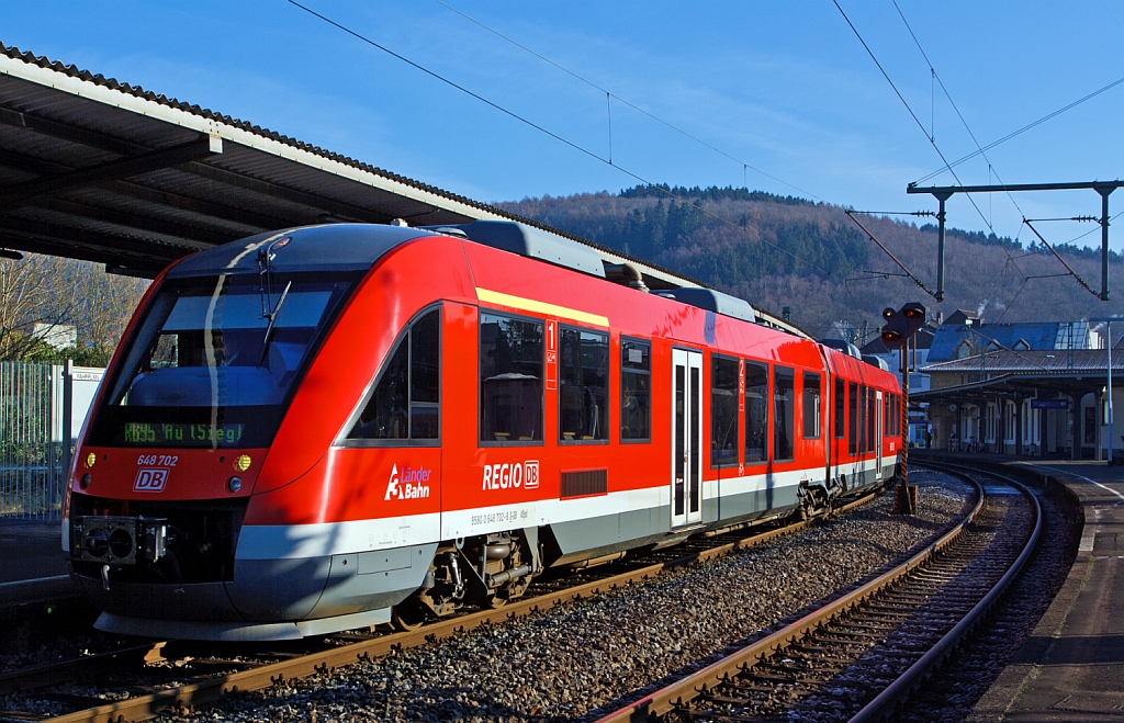 Der Alstom Coradia LINT 41 - Dieseltriebwagen 648 702 / 202 der DreiL�nderBahn als RB 95 (Dillenburg-Siegen-Au/Sieg), f�hrt am 12.01.2013 von Betzdorf/Sieg weiter in Richtung Au/Sieg.
Der LINT (Leichter Innovativer Nahverkehrstriebwagen) war eine Entwicklung von Linke-Hofmann-Busch (LHB) in Salzgitter. Diese wurde 1994/1995 vom franz�sischen GEC-Alsthom-Konzern �bernommen, wo der LINT innerhalb der CORADIA-Familie vermarktet wird, wobei sie immer noch in Salzgitter gebaut werden.
�brigens die Typenbezeichnung 41 stammt von der gerundeten L�nge von 41 m. 
Technische Daten:
Die Achsfolge ist B' 2' B', das  Eigengewicht betr�gt 65,5 t und L�nge �ber Kupplung ist 41.810 mm. Die Kraft�bertragung erfolgt dieselhydraulisch, angetrieben durch 2 St�ck  MTU 6R183TD13H Dieselmotoren � 315 kW (428 PS) Leistung, die H�chstgeschwindigkeit betr�gt 120 km/h.