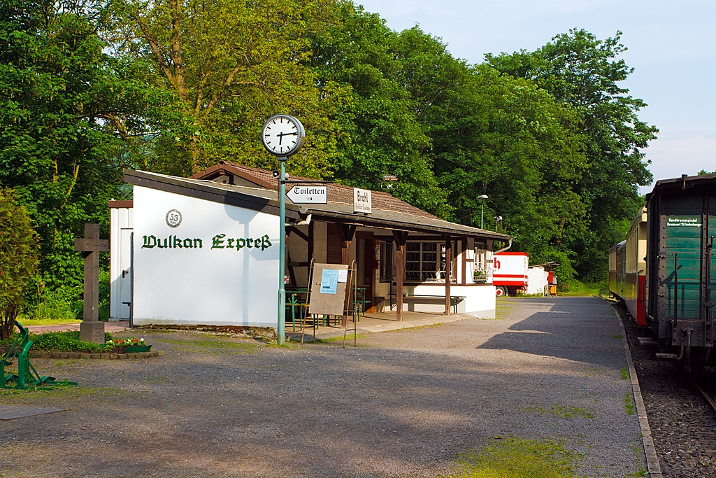 Der Bahnhof Brohl BE der (1000 mm Schmalspurbahn) Brohltal-Eisenbahn am 19.05.2013.
Von hier f�hrt Vulkan-Express los.