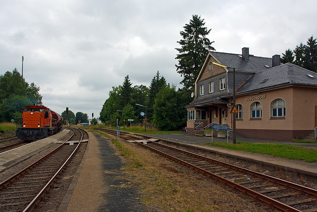 Der Bahnhof W�rgendorf an der KBS 462 (Hellertalbahn) bei km 106,0 am 11.07.2013. Links steht die Lok 41 (eine MaK DE 1002) der Kreisbahn Siegen-Wittgenstein (KSW) mit zwei Gedeckte Sch�ttgutwagen zur �bergabefahrt nach Kreuztal via Haiger und Siegen bereit. 
Normalerweise w�rde die �bergabefahrt erst nach Herdorf gehen, aber zwischen W�rgendorf und Burbach ist das Gleis wegen Gleiserneuerung gesperrt.