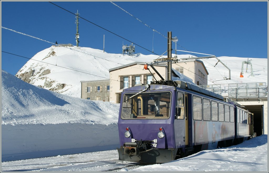 Der Bhe 4/8 kurz vor der Talfahrt auf der Gipfelstation Rochers de Naye. 
12. Jan. 2012