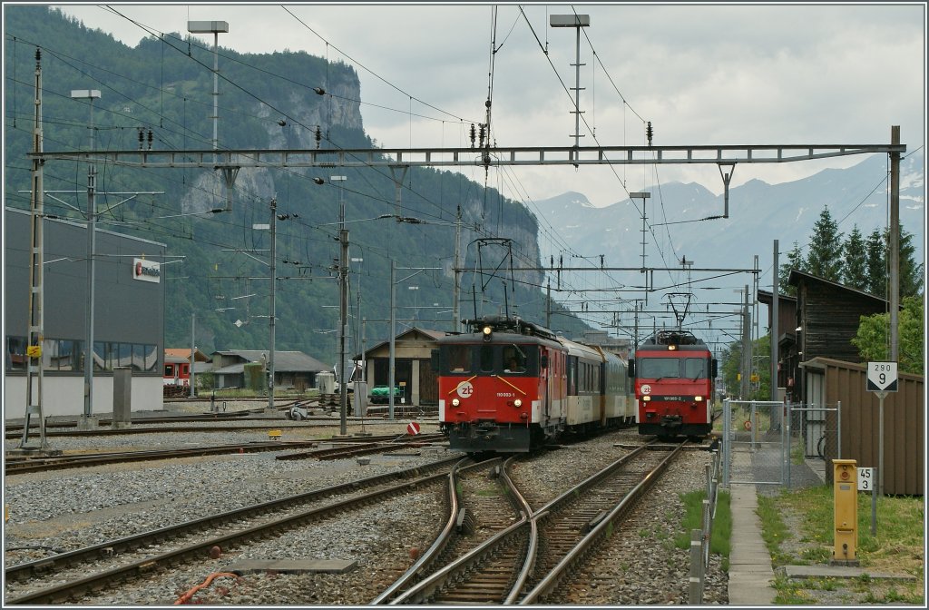 Der Br�nigbahn De 110 003-1 erreicht mit einem IR von Interlaken nach Luzern Meringen. Die HGe 101 965-2 welche den Zug �bernehmen wird steht schon bereit.
1. Juni 2013