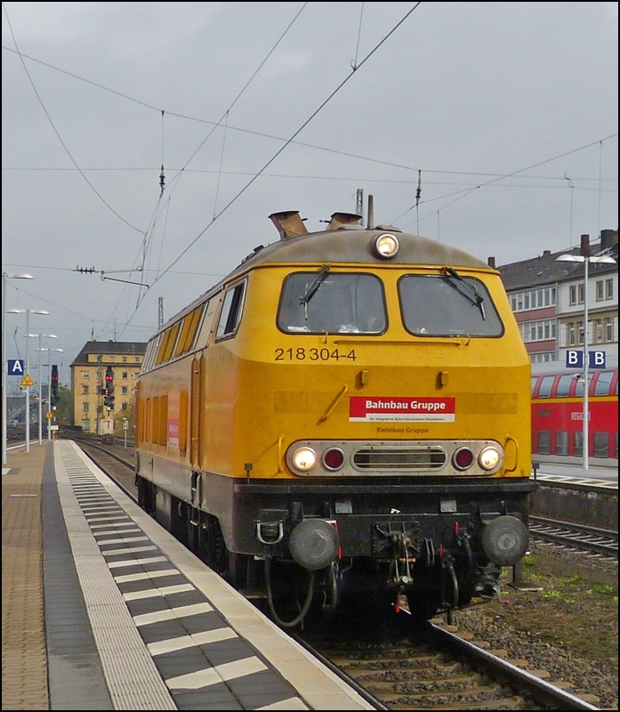 Der engere Zuschnitt der 218 304-4 der Bahnbau Gruppe am 12.10.2012 im Hauptbahnhof von Koblenz. Manchmal braucht es den Ansto� von aussen (in diesem Fall von Armin), da man selbst die z�ndede Idee nicht hat. Wegen der Kommentare, werde ich das erste Bild nicht l�schen, au�er Armin w�rde es w�nschen. (Jeanny)
